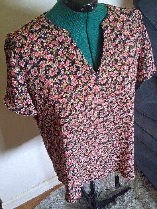 Maurices Tops - Maurices Black Pink Floral V-Neck Blouse Women’s XL Short Sleeve